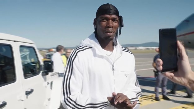 Pomocnik reprezentacji Francji Paul Pogba, zdobywca Pucharu Świata z drużyną narodową w Rosji 2018, otrzymał dziś czteroletni zakaz gry za pozytywny wynik testu na obecność testosteronu, który został u niego wykryty w sierpniu ubiegłego roku.

Dzisiaj zostałem poinformowany o decyzji Tribunale Nazionale Antidoping i uważam, że werdykt jest błędny. Jestem smutny, zszokowany i mam złamane serce, ponieważ wszystko, co zbudowałem w mojej karierze profesjonalnego gracza, zostało mi odebrane" - napisał Pogba, który gra dla włoskiego Juventusu, w poście na jednym ze swoich portali społecznościowych.

"Kiedy będę wolny od ograniczeń prawnych, cała historia będzie jasna, ale nigdy świadomie ani celowo nie przyjmowałem żadnych suplementów, które naruszałyby przepisy antydopingowe. Jako profesjonalny sportowiec nigdy nie zrobiłbym niczego, aby poprawić swoje wyniki poprzez stosowanie zakazanych substancji i nigdy nie lekceważyłem ani nie oszukiwałem innych sportowców i fanów żadnej z drużyn, dla których grałem lub przeciwko którym grałem" - kontynuował piłkarz.