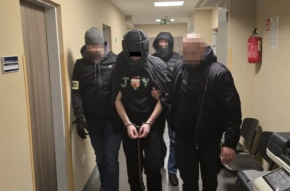W szpitalu zmarła 25-letnia kobieta, która była ofiarą brutalnego napadu w centrum Warszawy. W sobotę została zaatakowana przez zamaskowanego mężczyznę. Znaleziono ją nagą i nieprzytomną na klatce schodowej jednego z domów przy Żurawiej. Podejrzanego o atak zatrzymano tego samego dnia. 