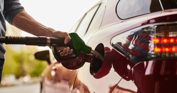Analitycy Refleksu poinformowali, że w minionym tygodniu benzyna i diesel potaniały średnio 2 gr/l. Średnia krajowa cena benzyny Pb95 oraz diesla to obecnie 6,47 zł/l oraz 6,72 zł/l. Zdaniem ekspertów w pierwszej połowie marca ceny detaliczne paliw nie powinny ulec większym zmianom.