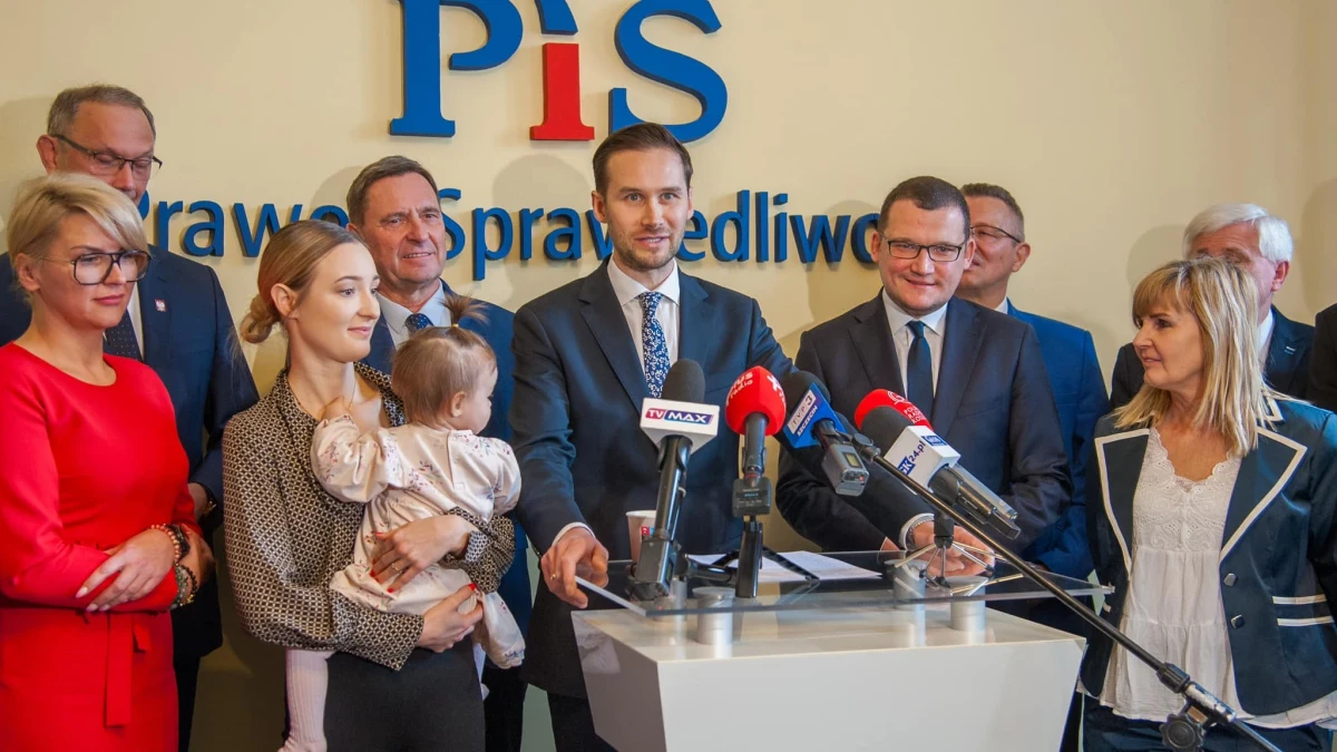 ​Miłosz Janczewski jest kandydatem PiS na prezydenta Koszalina. To radny miejski, architekt, który będzie walczył o zwycięstwo, o to, żeby przekonać do siebie jak największą liczbę mieszkańców - powiedział w piątek, przedstawiając kandydata, poseł PiS Paweł Szefernaker.
