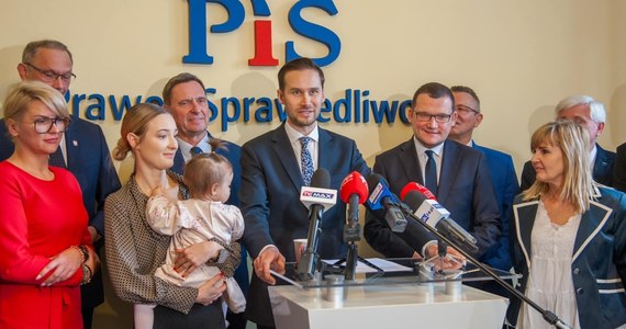 ​Miłosz Janczewski jest kandydatem PiS na prezydenta Koszalina. To radny miejski, architekt, który będzie walczył o zwycięstwo, o to, żeby przekonać do siebie jak największą liczbę mieszkańców - powiedział w piątek, przedstawiając kandydata, poseł PiS Paweł Szefernaker.