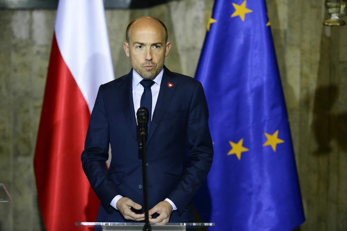 "Izera to jedno z wielu kłamstw poprzedniego premiera Mateusza Morawieckiego" - powiedział minister aktywów państwowych Borys Budka podczas uroczystego otwarcia Ministerstwa Przemysłu w Katowicach. Jak jednak podkreślił, "na szczęście są inwestorzy, którzy chcą wchodzić w projekt elektromobilności i jest szansa, że właśnie w tę stronę to pójdzie".