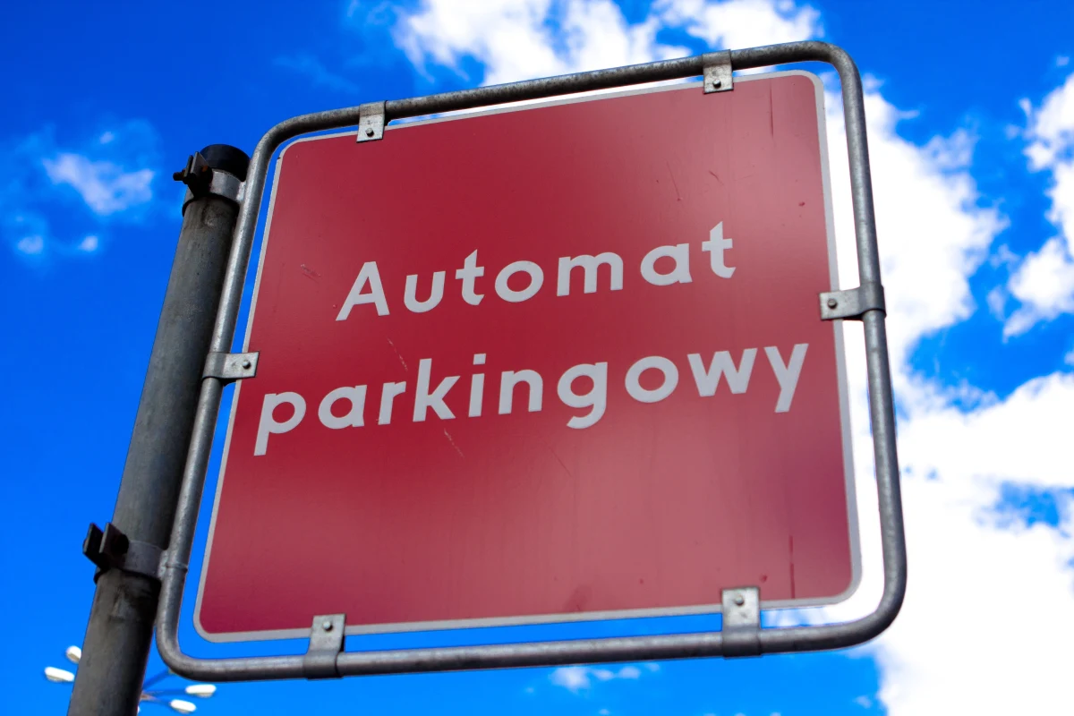 Parkomaty w Poznaniu zostaną wymienione na nowoczesne, umożliwiające płatność elektroniczną i oferujące cyfrowe bilety. Dwieście nowych urządzeń ma być zamontowanych na Starym Mieście, Śródce i w rejonie Politechniki do czerwca.

