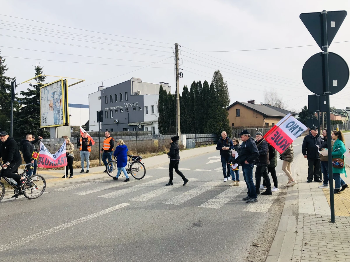 Dwie godziny trwał protest mieszkańców osiedla Wiskitno w Łodzi. Strajkujący blokowali rondo u zbiegu ulic Tomaszowskiej i Jędrzejowskiej, bo są zdesperowani. Żądają budowy chodników, kanalizacji, odwodnienia, remontów szkoły, przedszkola, bezpieczeństwa dla dzieci. Oceniają, że problemy dotyczą około 3 tys. osób mieszkających na Wiskitnie.