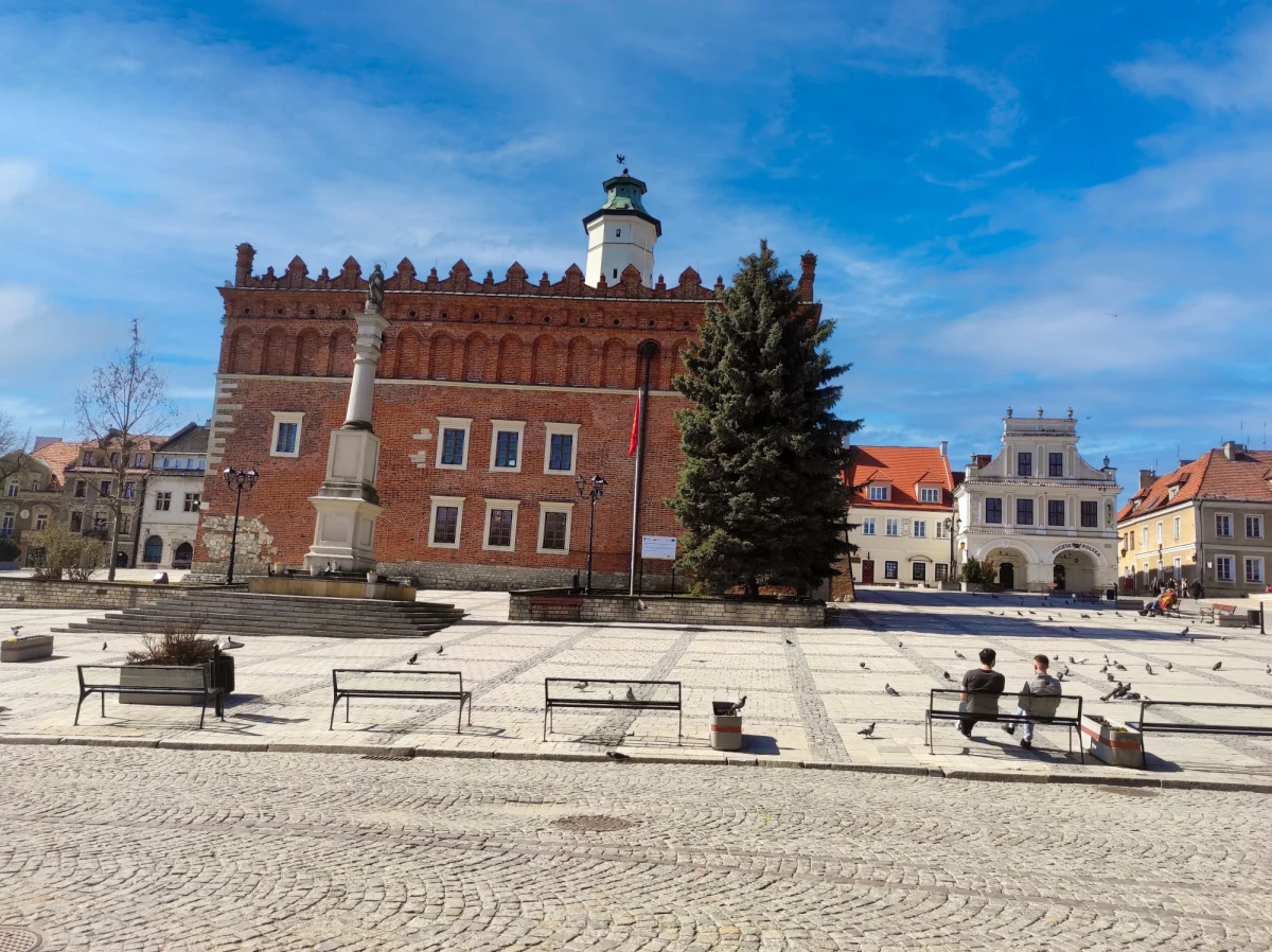 Otwarcie nowej atrakcji turystycznej w Sandomierzu zaplanowano za półtora roku. Będzie się ona mieściła w zabytkowej Kamienicy Oleśnickich. Podpisano umowę na jej przebudowę i zagospodarowanie. Prace powinny rozpocząć się już niebawem, a potrwać mają kilka najbliższych miesięcy. Po modernizacji powstanie tam m.in. wehikuł czasu, mechaniczny teatrzyk z legendami i pokój zagadek.