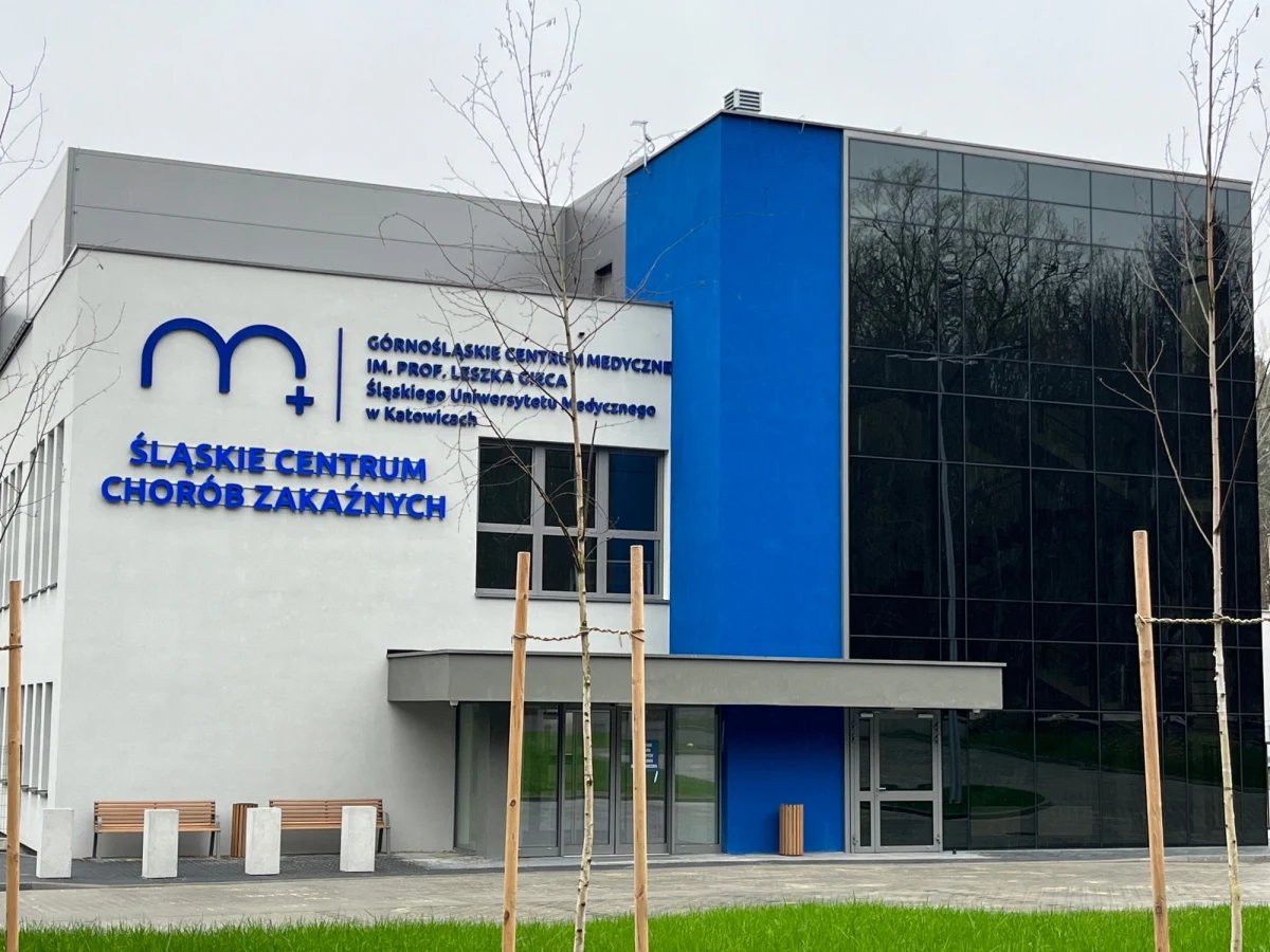 Śląskie Centrum Chorób Zakaźnych zostało otwarte w szpitalu w Katowicach - Ochojcu. Ma ponad 30 łóżek i możliwość zwiększenia ich liczby. To nowoczesny oddział z rozwiązaniami zapewniającymi bezpieczeństwo chorym i personelowi. 