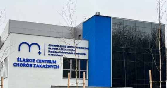 Śląskie Centrum Chorób Zakaźnych zostało otwarte w szpitalu w Katowicach - Ochojcu. Ma ponad 30 łóżek i możliwość zwiększenia ich liczby. To nowoczesny oddział z rozwiązaniami zapewniającymi bezpieczeństwo chorym i personelowi. 