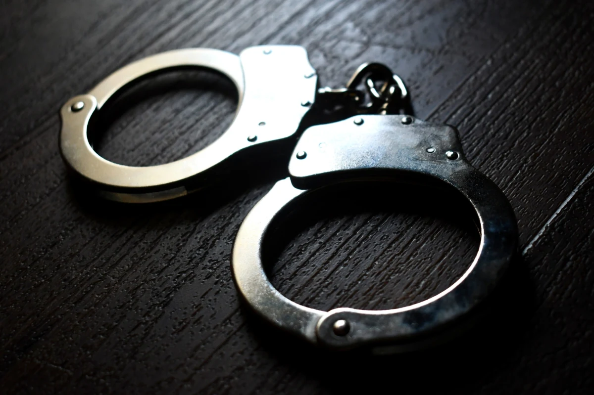 ​Siedem osób podejrzanych o wyłudzanie dotacji w ramach tarcz antycovidowych zostało zatrzymanych. Podejrzani mieli lub usiłowali wyłudzić co najmniej ponad 3,6 mln zł w ramach zorganizowanej grupy przestępczej. Wśród zatrzymanych jest podejrzany o założenie i kierowanie grupą.