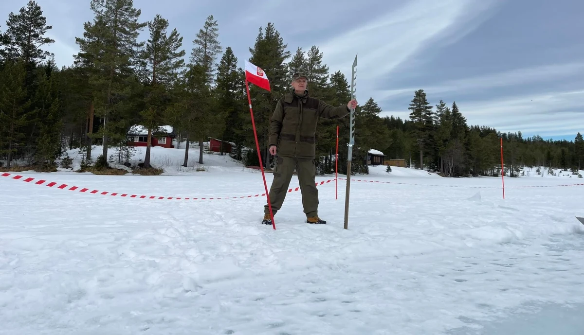 Przepłynięcie 110 metrów pod pokrywą lodową, na jednym wdechu, bez skafandra - takie warunki musi spełnić Stanisław Odbieżałek, Polak, który w sobotę podejmie próbę pobicia rekordu Guinnessa w tzw. freedivingu. Śmiałek jest już w norweskim Kongsberg, gdzie odbędzie się cała akcja. Dotychczasowy rekord w tej dziedzinie należy do… niego samego, ale jak mówi – przyszedł czas na nowe wyzwanie. Specjalnie dla RMF FM, w przededniu bicia rekordu, opowiedział o przygotowaniach i taktyce.