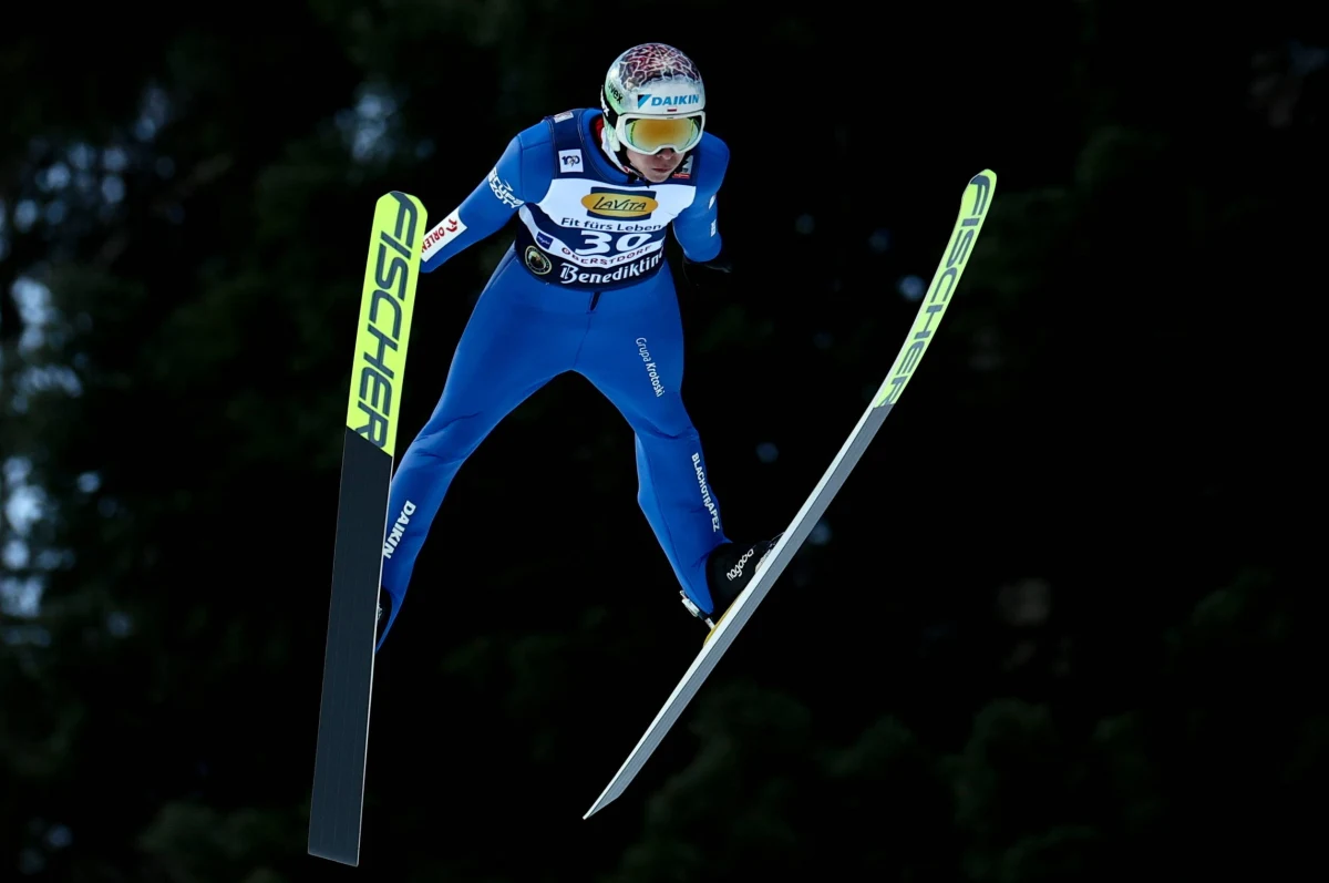 Aleksander Zniszczoł był ósmy, Maciej Kot 33., Kamil Stoch 36., Piotr Żyła 37., a Paweł Wąsek 41. w piątkowym konkursie Pucharu Świata w skokach narciarskich w fińskim Lahti. Wygrał Słoweniec Lovro Kos. Lider klasyfikacji generalnej Austriak Stefan Kraft nie awansował do drugiej serii.