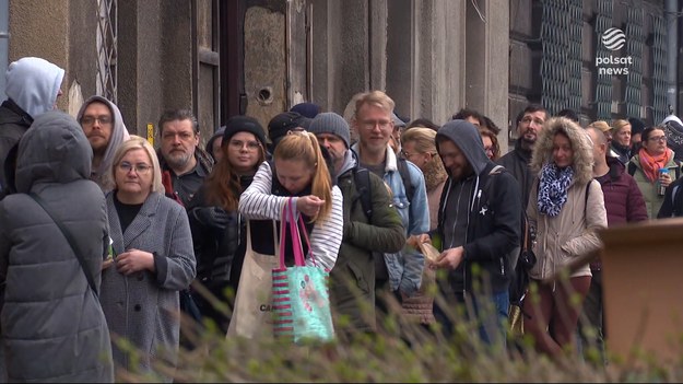 Kilkuset chętnych i kilkanaście godzin w kolejce - jest na co czekać bo oszczędzić można wiele. Szczególnie w Krakowie, gdzie ceny za metr kwadratowy są jednymi z najwyższych w Polsce. Chętnych na mieszkanie za remont w Krakowie jest więc mnóstwo, nie każdy spełni jednak kryteria.Materiał dla "Wydarzeń" przygotował Mateusz Maranowski. 