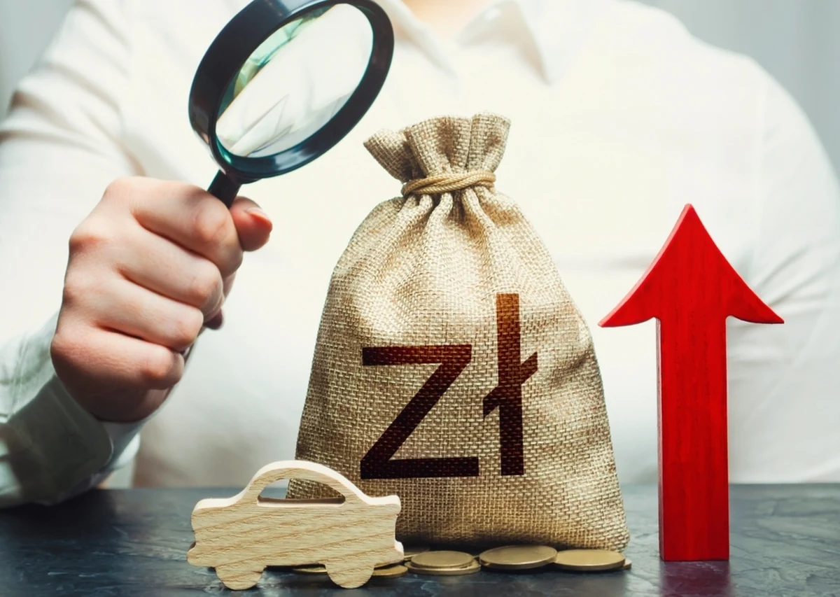 Podwyżki na rynku ubezpieczeń komunikacyjnych przyspieszają. W lutym odnotowaliśmy największy wzrost średniej ceny OC od sierpnia ubiegłego roku. Za polisę trzeba już przeciętnie zapłacić 579 złotych – wynika z najnowszego raportu RMF FM i Rankomat.pl. Sprawdzimy, czy podniesienie sum gwarancyjnych dla OC podniesie stawki dla kierowców.