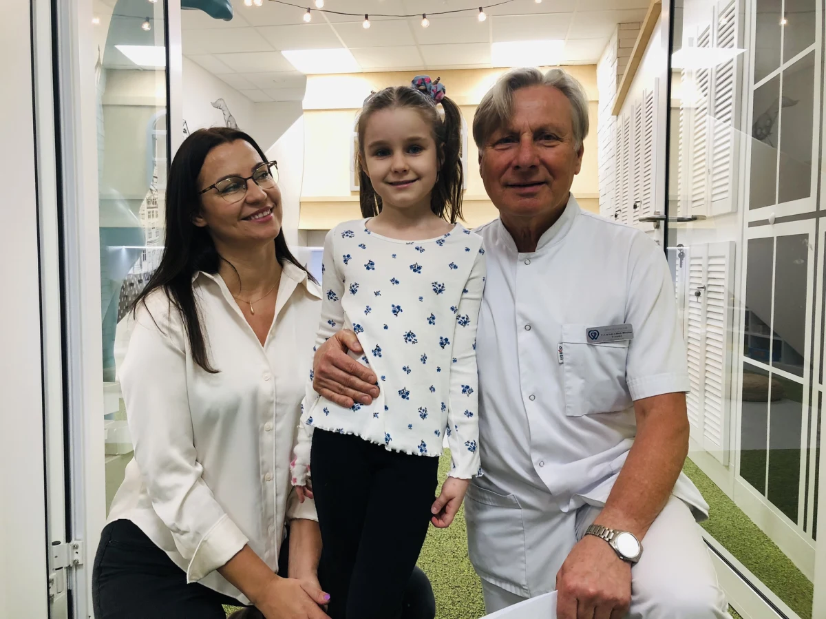 Marysia ma 6 lat - chodzi do zwyczajnego przedszkola, jest samodzielna, uwielbia malować i zaczyna naukę gry na klawiszach. To niezwykłe, co robi, bo urodziła się głucha. Teraz słyszy, bo lekarze z Instytutu Centrum Zdrowia Matki Polki w Łodzi wszczepili jej implanty ślimakowe.