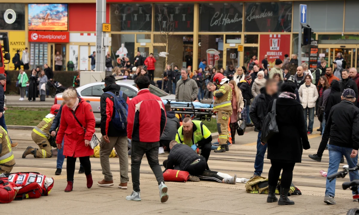Rozpędzony samochód osobowy wjechał w grupę ludzi na Placu Rodła w Szczecinie. Kierowca uciekł, uszkadzając po drodze inne samochody. Został zatrzymany. Poszkodowanych zostało 19 osób - w tym sześcioro dzieci. Dwie osoby są w ciężkim stanie, ale niezagrażającym życiu. Prokuratura Okręgowa w Szczecinie wszczęła śledztwo w sprawie spowodowania katastrofy w ruchu lądowym. "Dramat, który się rozegrał, to z pewnością nie był zamach terrorystyczny" - zapewnił zastępca komendanta wojewódzkiego policji Marek Jasztal. Potwierdziły się nieoficjalne informacje dziennikarski RMF FM, że mężczyzna, który spowodował wypadek, leczy się psychiatrycznie.