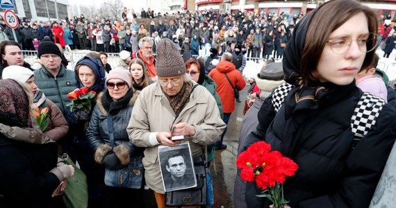 Na cmentarzu Borisowskim w Moskwie został pochowany Aleksiej Nawalny. Na nabożeństwo nad trumną Nawalnego policja nie wpuściła tysięcy osób chcących się z nim pożegnać. Zebrany tłum żegnał więc opozycjonistę skandując jego nazwisko. „Oni nie tylko byli, odważyli się demonstrować, rzucać kwiaty na samochód przewożący katafalk” – komentował na antenie internetowego Radia RMF24 Paweł Reszka, dziennikarz „Polityki”, wieloletni korespondent polskich mediów w Moskwie.