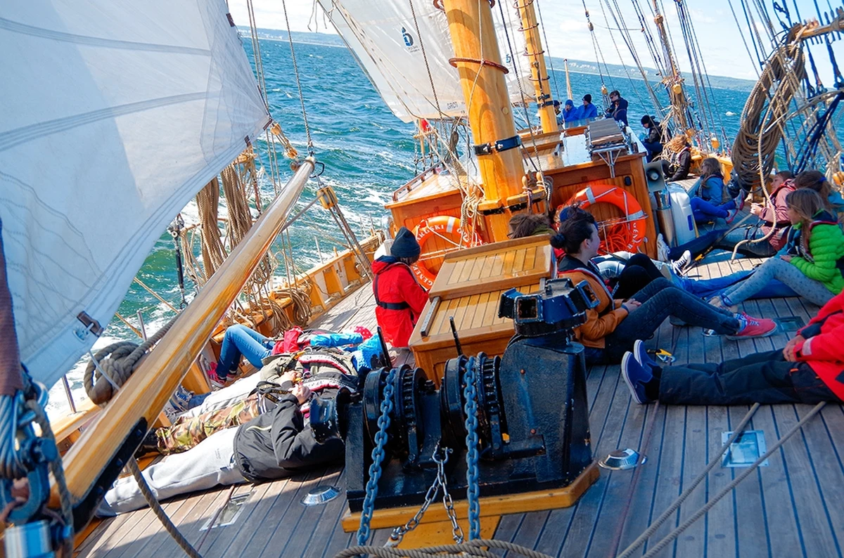 Okazja na taki rejs nie trafia się codziennie! To wyjątkowa propozycja dla uczniów szkół średnich oraz studentów z całej Polski. Udział w najważniejszym wydarzeniu żeglarskim sezonu i jednocześnie najdłuższym rejsie, jaki w tym roku odbędzie żaglowiec Generał Zaruski. Podczas niemal dwóch tygodni żeglowania uczestnicy odwiedzą m.in. liczne skandynawskie porty, w tym Turku, mieście-gospodarzu światowej sławy regat “The Tall Ships Races".