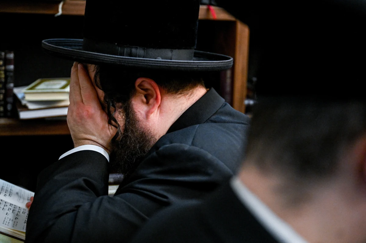 ​Żydzi z całego świata, głównie z Europy, USA, Kanady i Izraela, modlą się przy grobie cadyka Elimelecha w Leżajsku (Podkarpackie) z okazji 237. rocznicy jego śmierci.