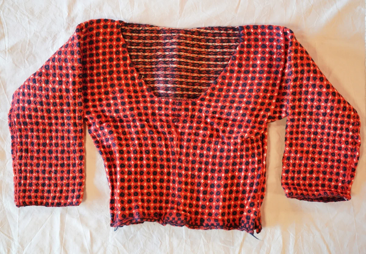 Liczący 200 lat i nienaruszony zębem czasu sweter, wydziergany tradycyjnym na Wyspach Owczych wzorem, został znaleziony w magazynach brytyjskiego Archiwum Narodowego. Był pośród XIX-wiecznych listów i paczek przejętych przez Brytyjczyków po zajęciu duńskiego statku po drugiej bitwie pod Kopenhagą w 1807 roku.