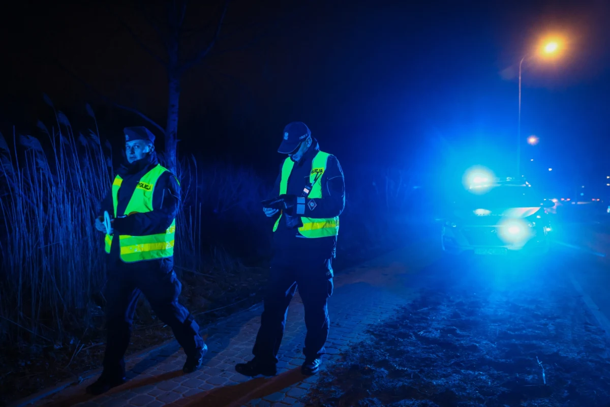 Awaryjne lądowanie awionetki w Warszawie na łące przy ulicy Kadetów. Dwie osoby trafiły do szpitala.