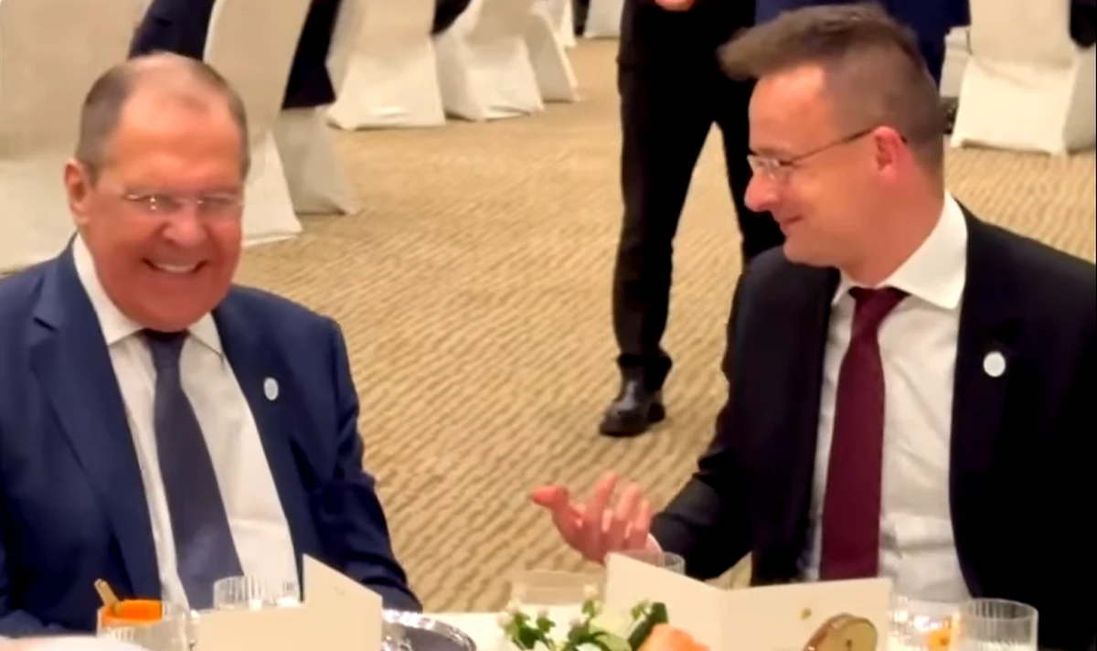 Peter Szijjarto, szef węgierskiego resortu spraw zagranicznych, pochwalił się w mediach społecznościowych wspólną kolacją ze swoim rosyjskim odpowiednikiem Siergiejem Ławrowem. Do spotkania doszło w tureckiej Antalyi w piątek, czyli w dniu, w którym w Moskwie odbył się pogrzeb rosyjskiego opozycjonisty Aleksieja Nawalnego.