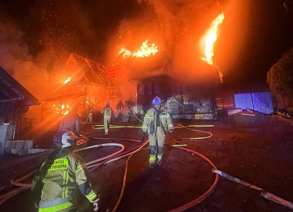 W nocy z piątku na sobotę doszło do pożaru budynku w Suchem koło Zakopanego. Jedna osoba została poszkodowana. W akcji wzięło udział 11 zastępów straży pożarnej.