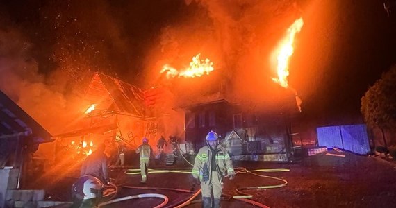 W nocy z piątku na sobotę doszło do pożaru budynku w Suchem koło Zakopanego. Jedna osoba została poszkodowana. W akcji wzięło udział 11 zastępów straży pożarnej.