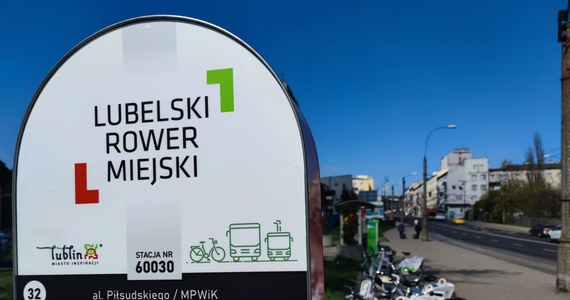 Lubelski Rower Miejski powraca. Od poniedziałku mieszkańcy Lublina będą mogli korzystać ze 100 jednośladów miejskiej wypożyczalni. To jednak dopiero początek. 21 marca sezon ruszy pełną parą - uruchomiona zostanie cała flota, do dyspozycji lublinian będzie łącznie 625 rowerów.