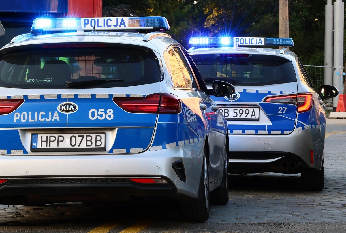 Mężczyzna uciekł z policyjnego komisariatu w Częstochowie. Po pościgu uciekinier został zatrzymany. Grożą mu kolejne zarzuty - dowiedział się reporter RMF FM.