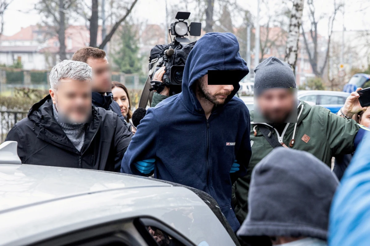 33-letni kierowca, który wczoraj rozpędzonym autem wjechał w grupę pieszych w Szczecinie, a następnie spowodował kolizję z trzema innymi pojazdami, został przesłuchany. Prokuratura postawiła mu cztery zarzuty. Mężczyzna trafi na trzy miesiące do aresztu.