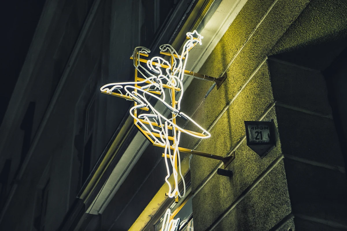 "Neonowe szyldy ozdobiły ostrowski deptak! To kolejny etap rewitalizacji Ostrowa Wielkopolskiego i efekt warsztatów "Szyld w DECHĘ", które prowadziło stowarzyszenie archiBUNT. Dziękuję uczestnikom warsztatów, dla których wizualna strona naszego miasta jest ważna! Rezultat - piękny!" - powiedziała Beata Klimek, prezydent miasta.