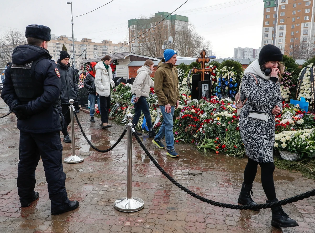 Ludzie przechodzą przez bramki z wykrywaczem metalu, a po złożeniu kwiatów są proszeni przez policję o opuszczenie cmentarza - przekazał portal Meduza, informując o kolejce osób czekających przed grobem Aleksieja Nawalnego na cmentarzu Borysowskim w Moskwie. W sobotę przyszły tam m.in. matka i teściowa zmarłego rosyjskiego opozycjonisty.
