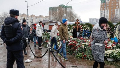 Kolejka osób przed grobem Nawalnego. Na miejscu była policja