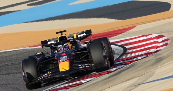 W Formule 1 bez zmian - pierwszy wyścig tegorocznego sezonu zakończył się zwycięstwem Maxa Verstappena. Holender, który w ubiegłym roku zapewnił sobie trzeci z rzędu tytuł mistrzowski już na sześć rund przed końcem cyklu, w sobotę na torze Sakhir w Bahrajnie nie pozostawił rywalom żadnych złudzeń.