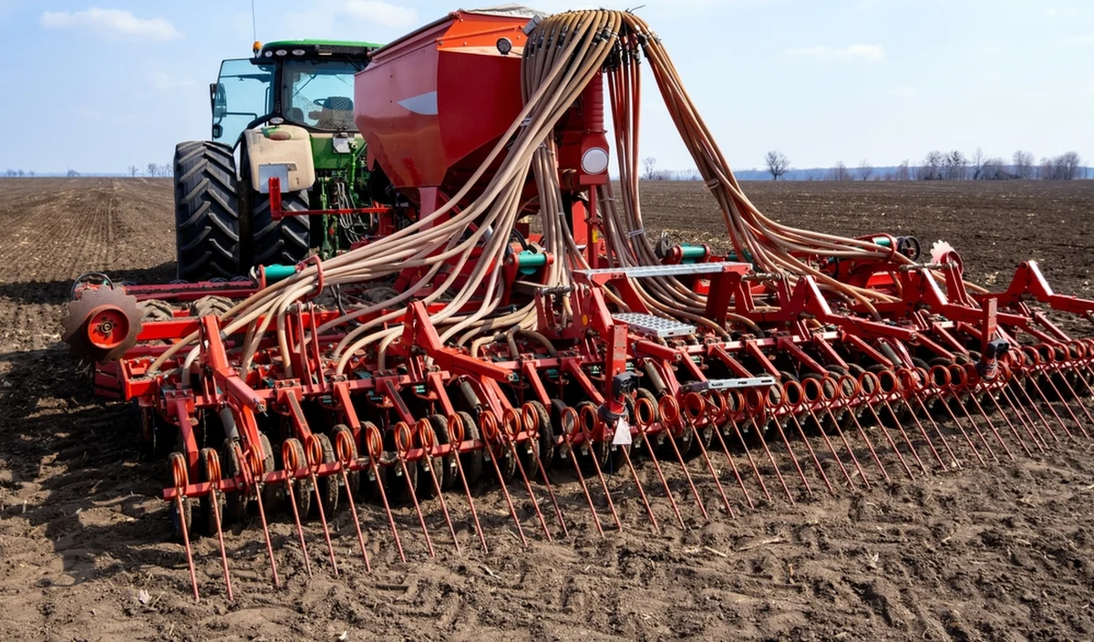 W sobotę po południu w jednym z gospodarstw w wielkopolskiej miejscowości Oleszno doszło do tragicznego wypadku. 42-letni mężczyzna zginął przygnieciony przez siewnik.