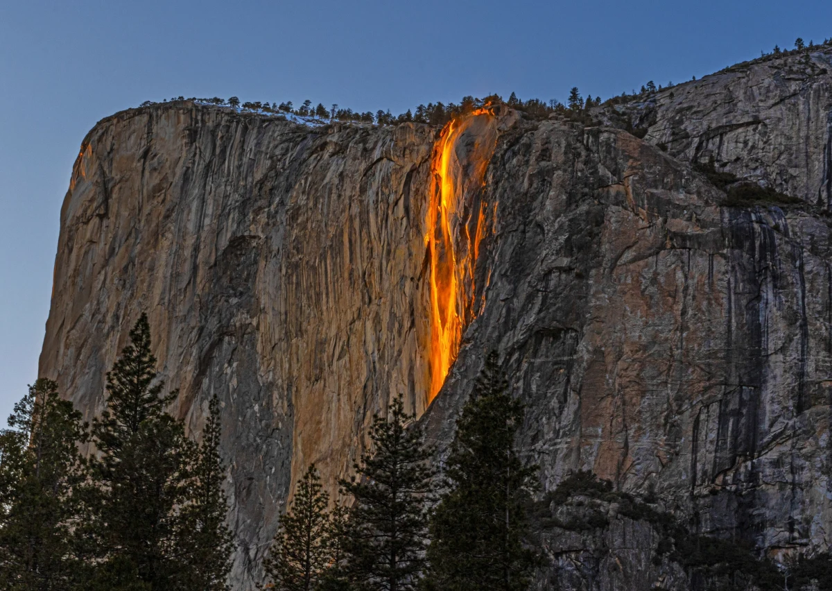 Turyści i fotografowie na przełomie lutego i marca otrzymali to, czego oczekiwali – zapierające dech w piersiach widowisko w dolinie Yosemite. Wodospad Horsetail ponownie zmienił się w strumień ognia.