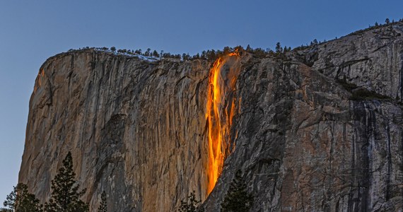 Turyści i fotografowie na przełomie lutego i marca otrzymali to, czego oczekiwali – zapierające dech w piersiach widowisko w dolinie Yosemite. Wodospad Horsetail ponownie zmienił się w strumień ognia.