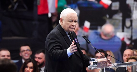 Prezes Prawa i Sprawiedliwości Jarosław Kaczyński zmienił zdanie. Jak powiedział, na przyszłorocznym kongresie partii ponownie zgłosi swoją kandydaturę na stanowisko prezesa PiS i poprosi o wybór na kolejną kadencję. "Dobra wiadomość" - skomentował premier Donald Tusk.
