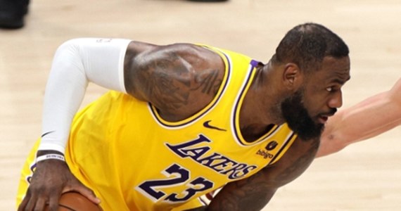 LeBron James został pierwszym w historii ligi NBA koszykarzem, który zdobył ponad 40 000 punktów. 39-letni gwiazdor Los Angeles Lakers w sobotę rzucił ich 26 i ma dokładnie 40 017. Jego zespół przegrał jednak u siebie z Denver Nuggets 114:124.