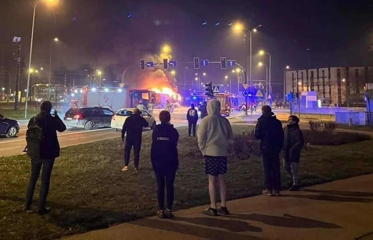 W nocy z soboty na niedzielę na Rondzie Czyżyńskim w Nowej Hucie, doszło do pożaru zamiatarki MPO Kraków. Strażacy dostali zgłoszenie ok. godz. 23:14 i walczyli z płomieniami przez ponad 3 godziny. W wyniku pożaru nikomu nic się nie stało.
