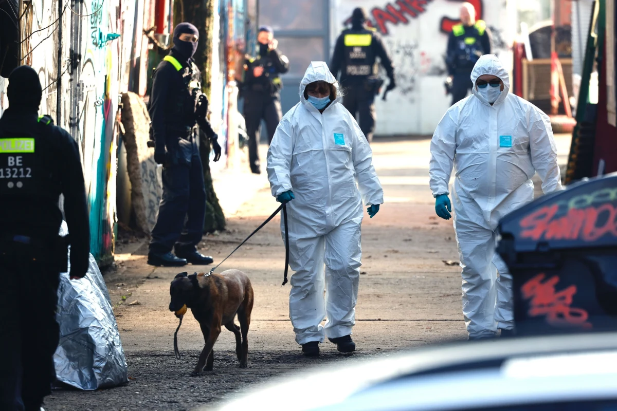 130 zaangażowanych funkcjonariuszy, przeszukania i aresztowanie dwóch osób – niemiecka policja od rana prowadzi dużą akcją wymierzoną w terrorystów z Frakcji Czerwonej Armii (RAF). W tym tygodniu zatrzymano już 65-letnią Danielę Klette z RAF odpowiedzialną m.in. za ataki z użyciem materiałów wybuchowych, napady na pojazdy przewożące gotówkę czy usiłowanie morderstwa. Padły strzały, ale nikt nie został ranny – poinformowała dpa