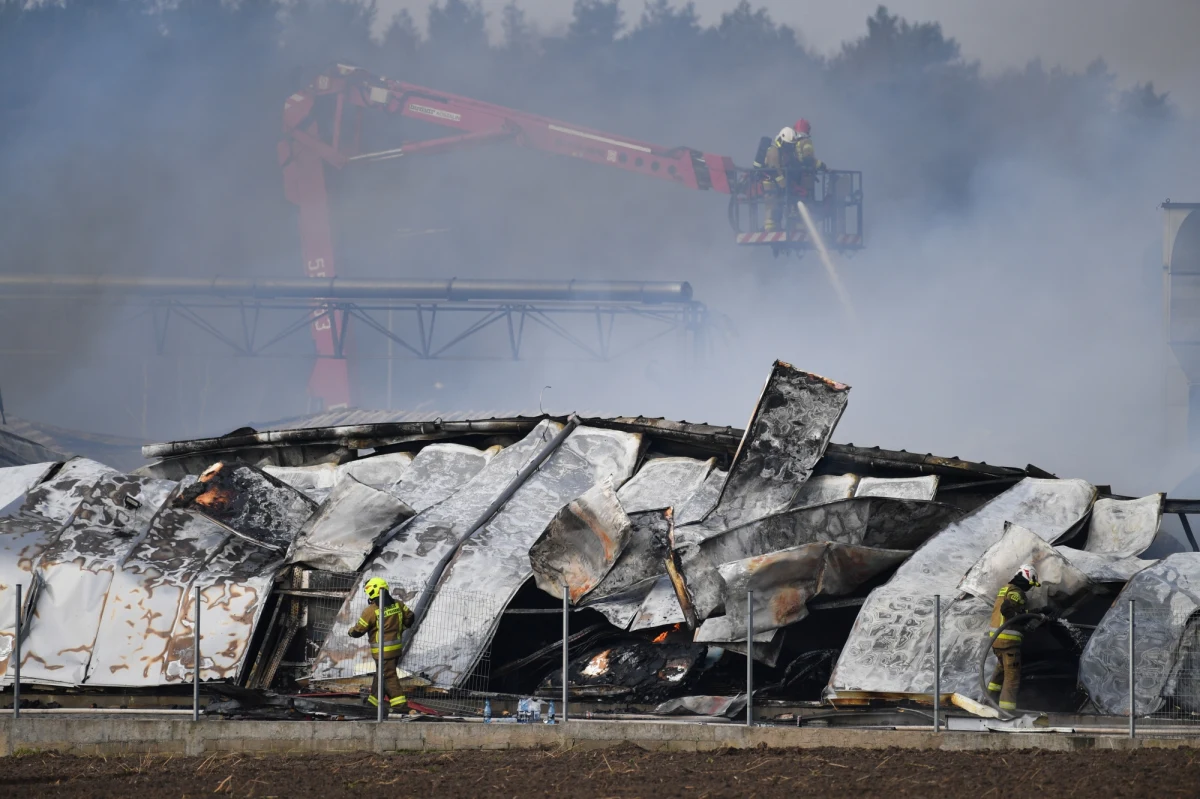 Nad ranem doszło do pożaru zakładu produkującego fronty akrylowe w pomorskim Kaninie. W ogniu stanęły cztery hale, z których każda miała ok. 1000 metrów kwadratowych. Pożar został już opanowany, trwa jego dogaszanie. Poszkodowana została jedna osoba.