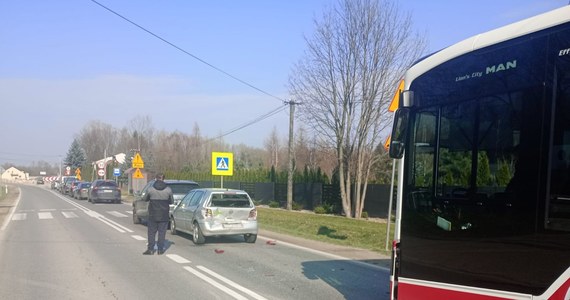 Na drodze krajowej nr 42 przed południem, w Wąchocku na trasie Skarżysko Kamienna - Starachowice, doszło do wypadku. Autobus zderzył się z dwoma samochodami osobowymi. Jedna osoba została ranna. Droga jest obecnie zamknięta, a ruch odbywa się wahadłowo.