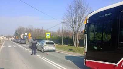 Wypadek w Wąchocku. Autobus uderzył w osobówki