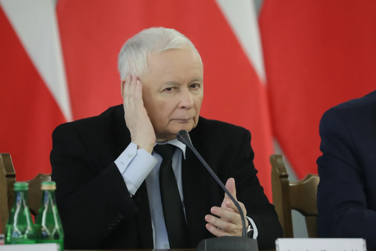 To, że Jarosław Kaczyński nie zamierza opuszczać funkcji prezesa PiS, jest oczywiste od kilkudziesięciu już lat. Nawet jeśli prezes czasem mówił, że nie będzie się już o nią ubiegał, zwykle był to tylko rodzaj orwellowskiego zapewnienia, że będzie dokładnie odwrotnie. Sytuacja, w jakiej PiS znajduje się dziś, nie daje zresztą prezesowi wyboru - bez jego kierownictwa partię czeka rozpad.
