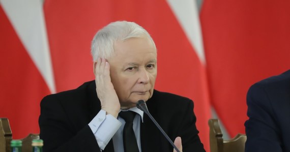 To, że Jarosław Kaczyński nie zamierza opuszczać funkcji prezesa PiS, jest oczywiste od kilkudziesięciu już lat. Nawet jeśli prezes czasem mówił, że nie będzie się już o nią ubiegał, zwykle był to tylko rodzaj orwellowskiego zapewnienia, że będzie dokładnie odwrotnie. Sytuacja, w jakiej PiS znajduje się dziś, nie daje zresztą prezesowi wyboru - bez jego kierownictwa partię czeka rozpad.
