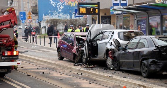 Trzy osoby poszkodowane w piątkowym wypadku w centrum Szczecina opuściły szpitale - dowiedział się RMF FM. W lecznicach pozostaje 17 rannych osób.