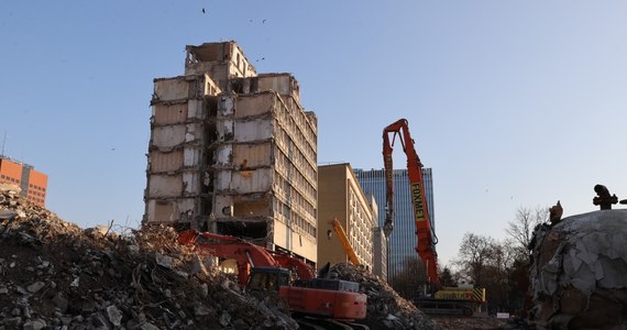 Trwa wyburzanie dawnego hotelu Światowit, jednego z najbardziej charakterystycznych budynków łódzkiego centrum. W miejsce tego kiedyś nowoczesnego, modernistycznego gmachu, powstanie obiekt mieszkalny z usługami. Hotel, mieszczący się przy skrzyżowaniu al. Kościuszki z ul. Zamenhofa, został zamknięty w 2020 roku, w trakcie pandemii Covid-19.