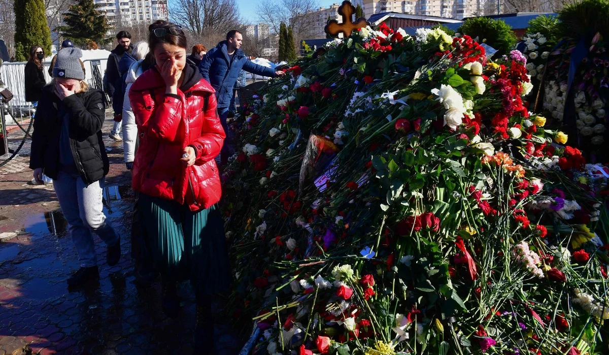 Ponad 500 metrów długości miała kolejka osób czekających w niedzielę na możliwość podejścia przed grób Aleksieja Nawalnego na cmentarzu Borysowskim w Moskwie. Miejsce pochówku zmarłego rosyjskiego opozycjonisty zostało przykryte kwiatami.
