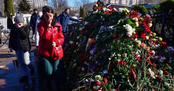 Ponad 500 metrów długości miała kolejka osób czekających w niedzielę na możliwość podejścia przed grób Aleksieja Nawalnego na cmentarzu Borysowskim w Moskwie. Miejsce pochówku zmarłego rosyjskiego opozycjonisty zostało przykryte kwiatami.