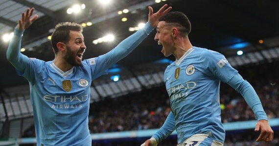 Manchester City pokonał na własnym stadionie w derbach Manchester United 3:1, choć do przerwy przegrywał 0:1. "Czerwonym Diabłom" prowadzenie wspaniałym uderzeniem zza pola karnego dał Marcus Rashford, ale do remisu doprowadził niewiele mniej spektakularnym strzałem Phil Foden.